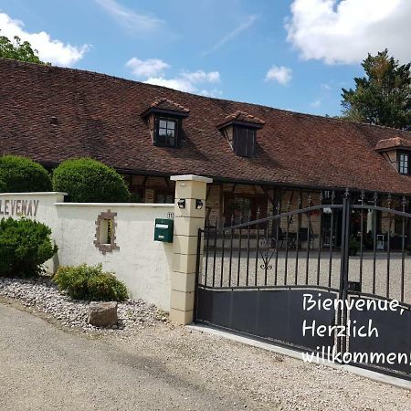 Le Venay Bed & Breakfast Frontenaud Екстериор снимка